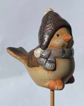 Keramik-Vogel mit Halstuch und Mütze, braun